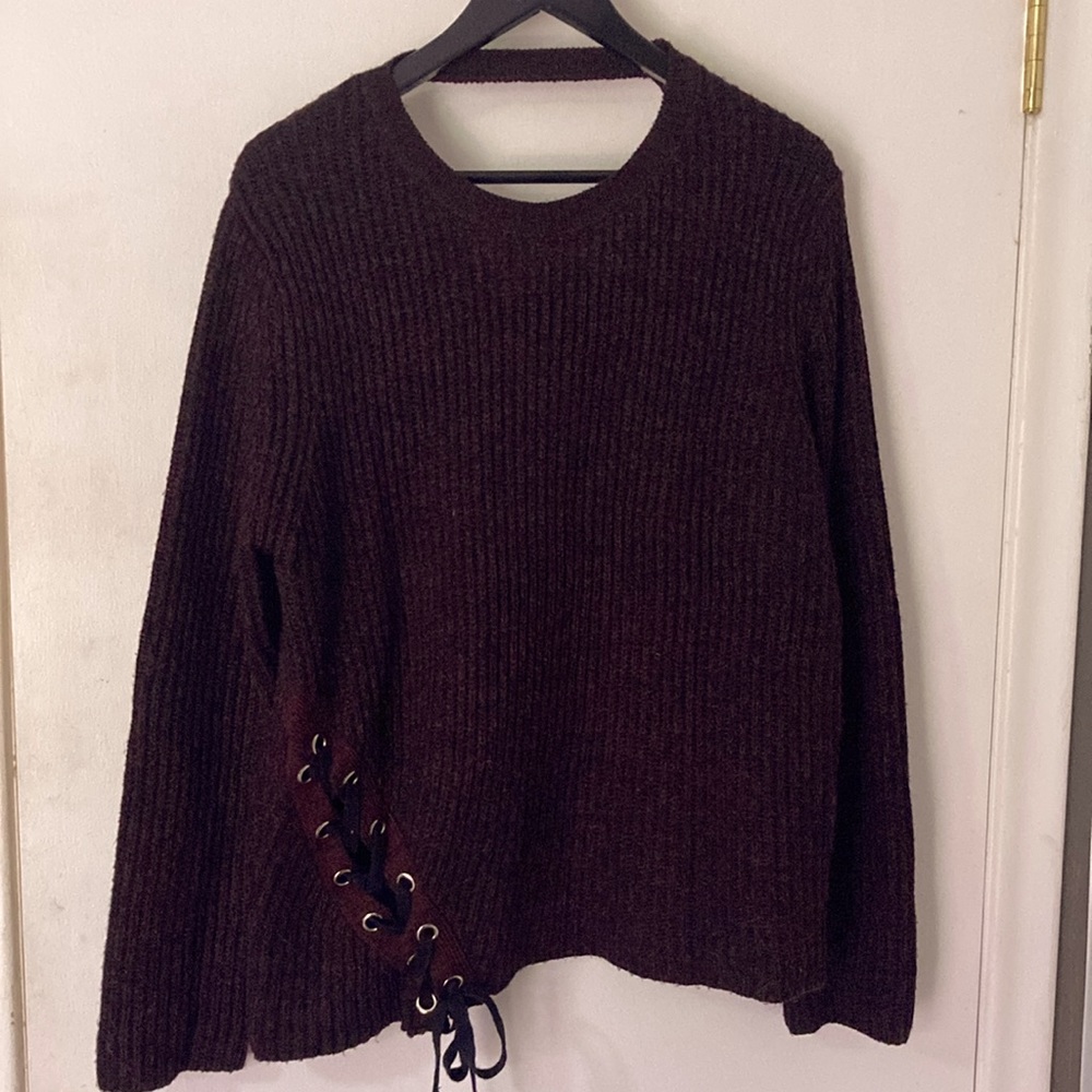 Devoted sweater with tie